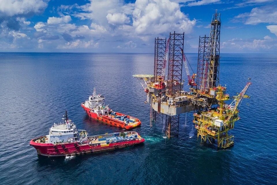 Судно нефтяных платформ. Судно снабженец буровых платформ. offshore drilling rig. offshore oil and gas. offshore jack up rig.