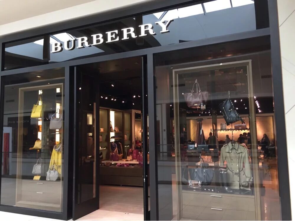 Burberry магазин. Аутлет Бербери. Burberry shop. Burberry бутик в Париже. Burberry shop Barcelona.