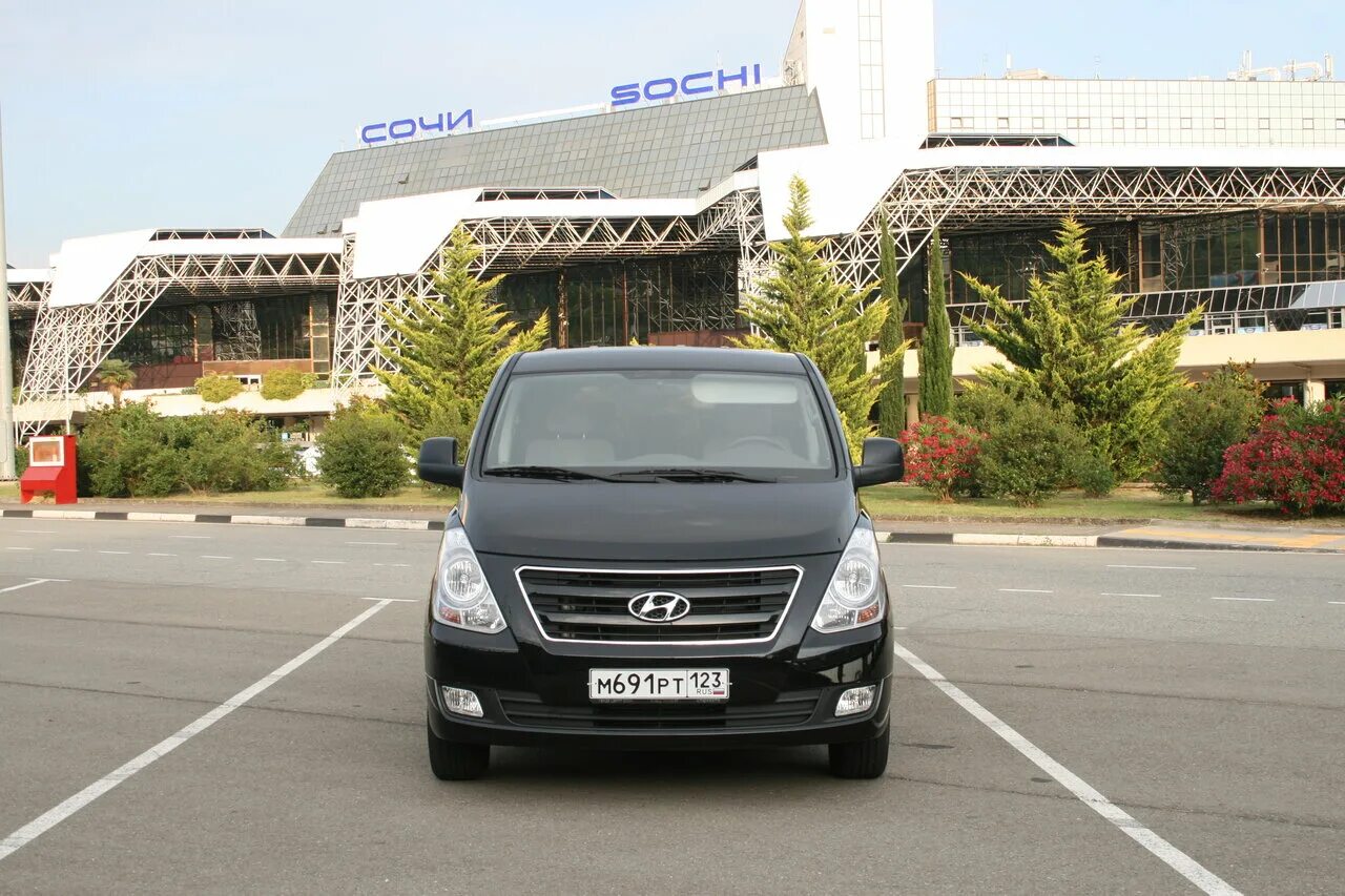 Машина в аренду сочи. Hyundai h1 Starex черный. Хендай h1 2023. Rent Hyundai h1. Сочи авто.