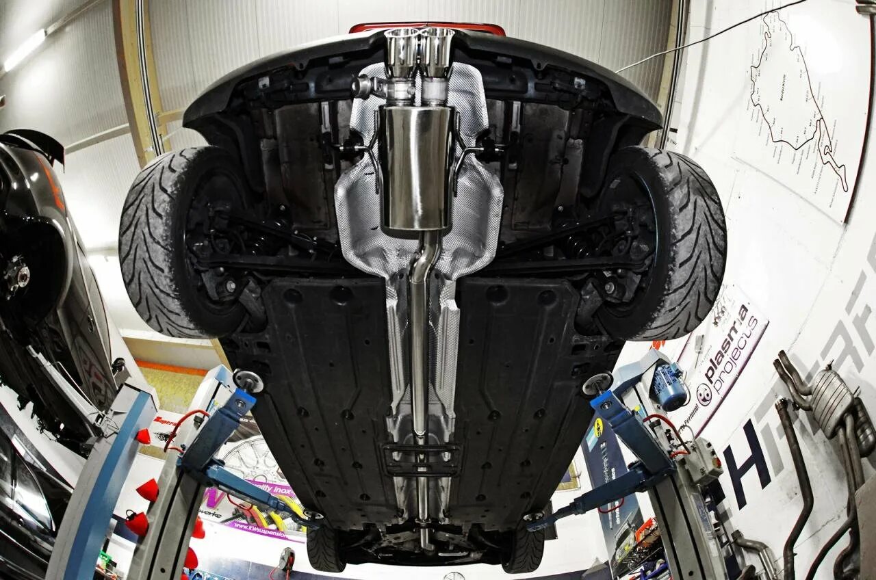 Mini cooper снизу. девушки в обтягивающих платьях. мини снизу. мини купер р56 вид снизу. девушки в юбках аид снищуй.