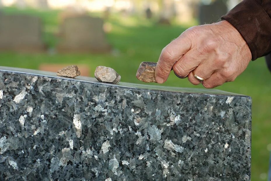 Stone placing. Камни на еврейских могилах. Камни на могулу иудеи. Камушки на могилах у евреев. Камни на могилах у евреев.