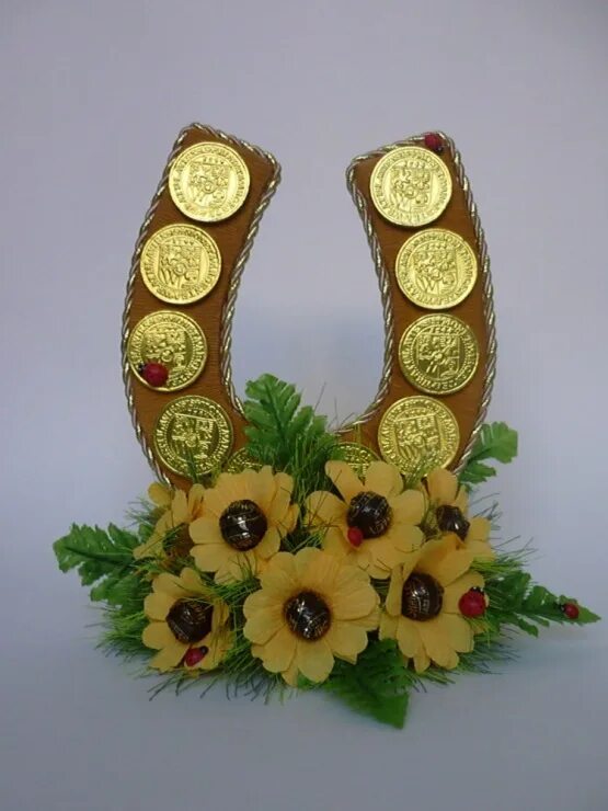 Подкова поделка. Подкова из фоамирана. Подкова новогодняя своими. Канзаши 8 марта магниты. Новогодняя игрушка подкова.