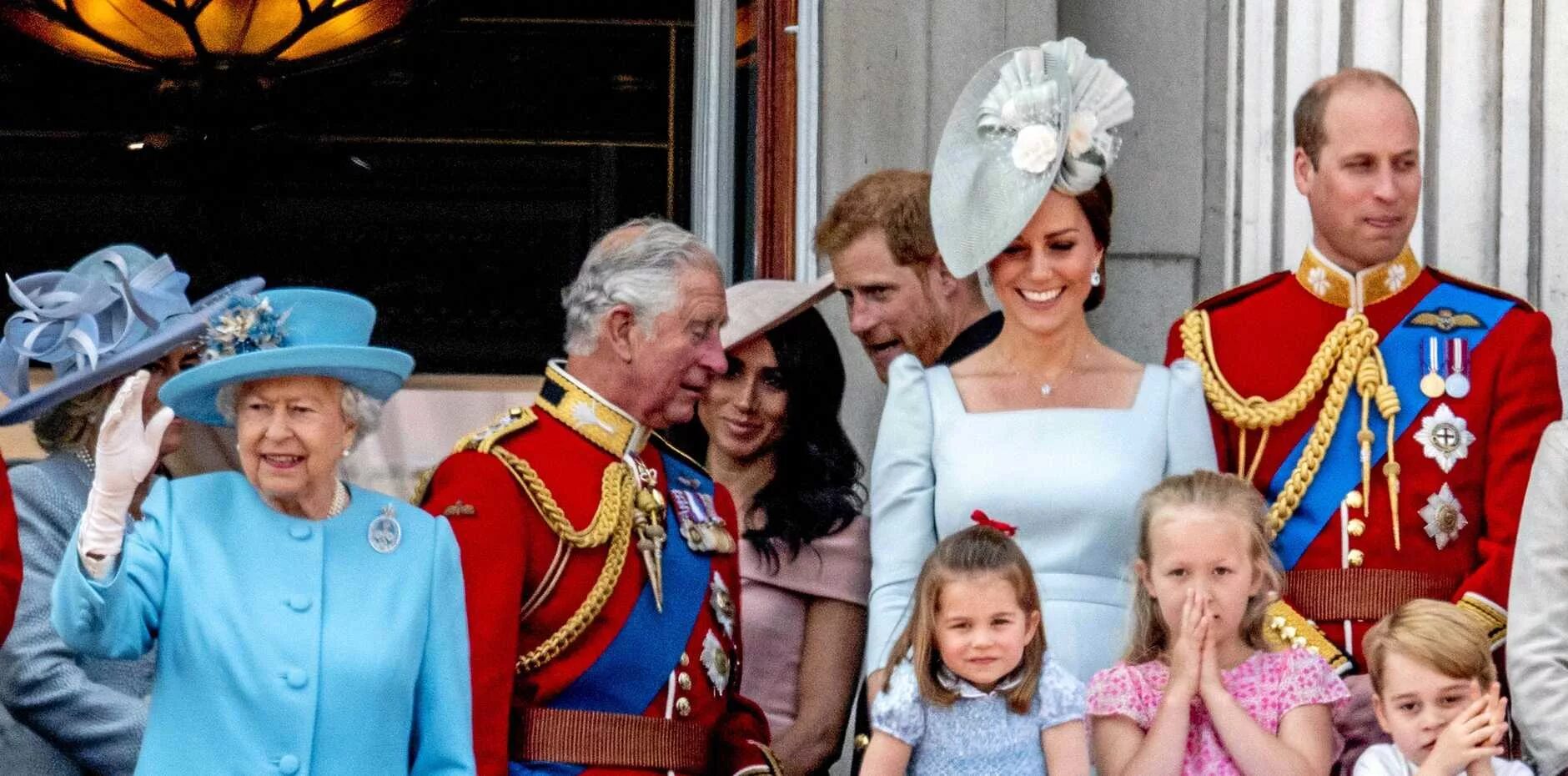 Кейт миддлтон и королева. Принц арчи харрисон маунтбеттен виндзор. Внуки королевы елизаветы 2. Камилла королевская семья. Королева елизавета 2 на троне.