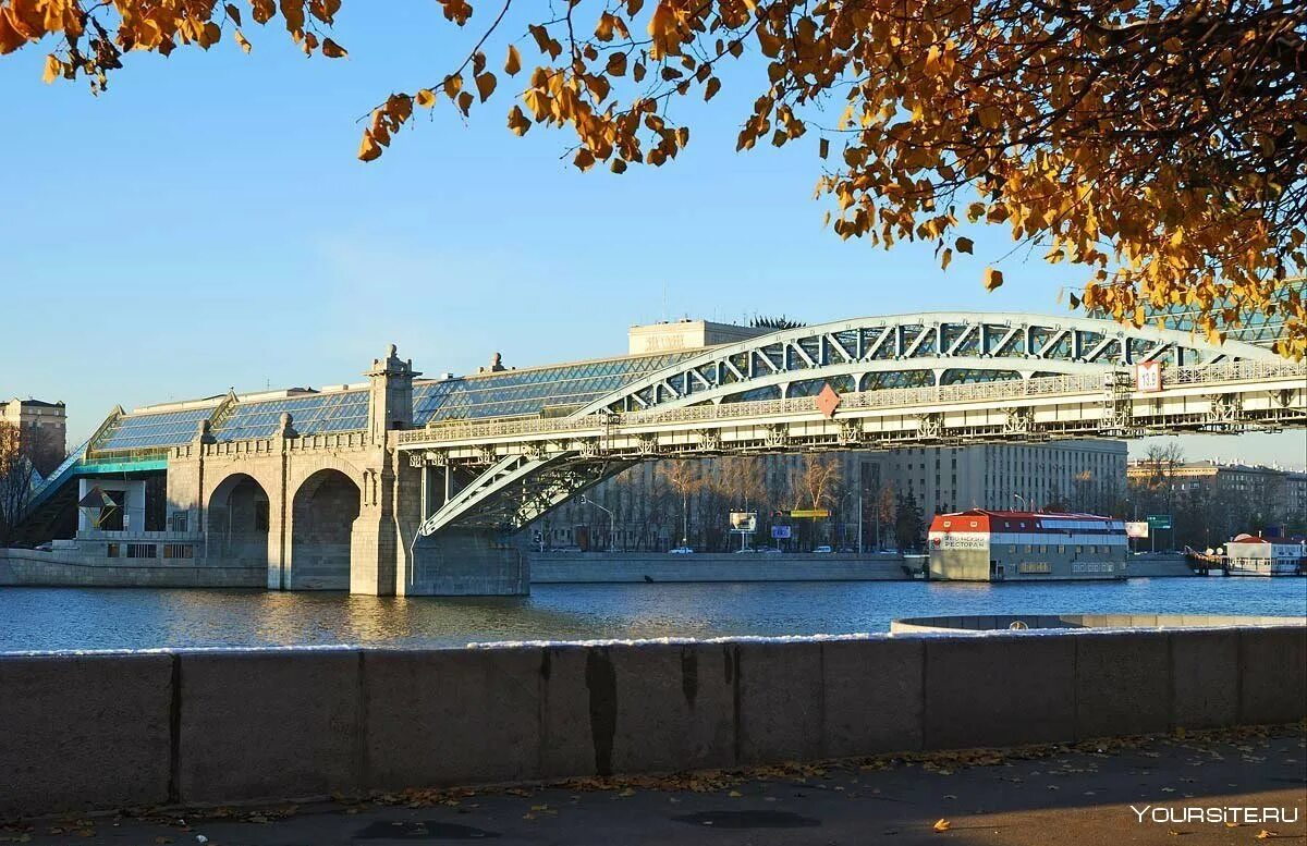 Пешеходные мосты в москве. Андреевский пешеходный мост парк Горького. Фрунзенская набережная Андреевский мост. Пушкинский (Андреевский) мост мосты Москвы. Пушкинский Андреевский мост Москва.