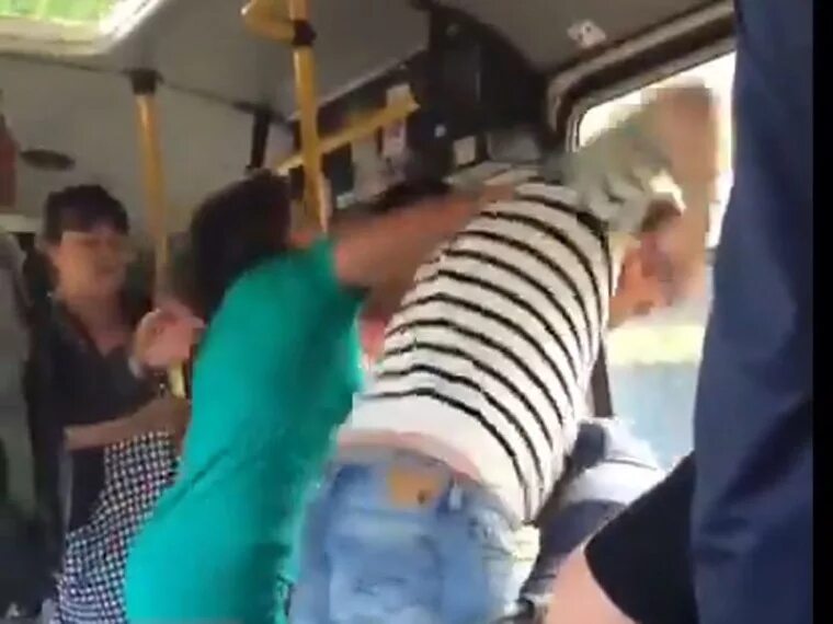 Лапаем незнакомок. Облапал в автобусе. Трогает в общественном транспорте. Лапают девушек в общественном транспорте. Лапаем девушек в автобусе.