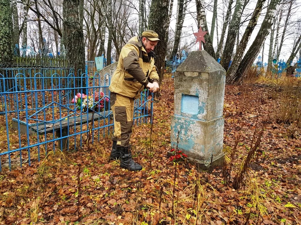 Деревне клинок. Соколья Слобода Жирятинский район Брянской области. Деревня клинок Брянская область. Брянск деревня. Памятник летчику в Брянском районе.