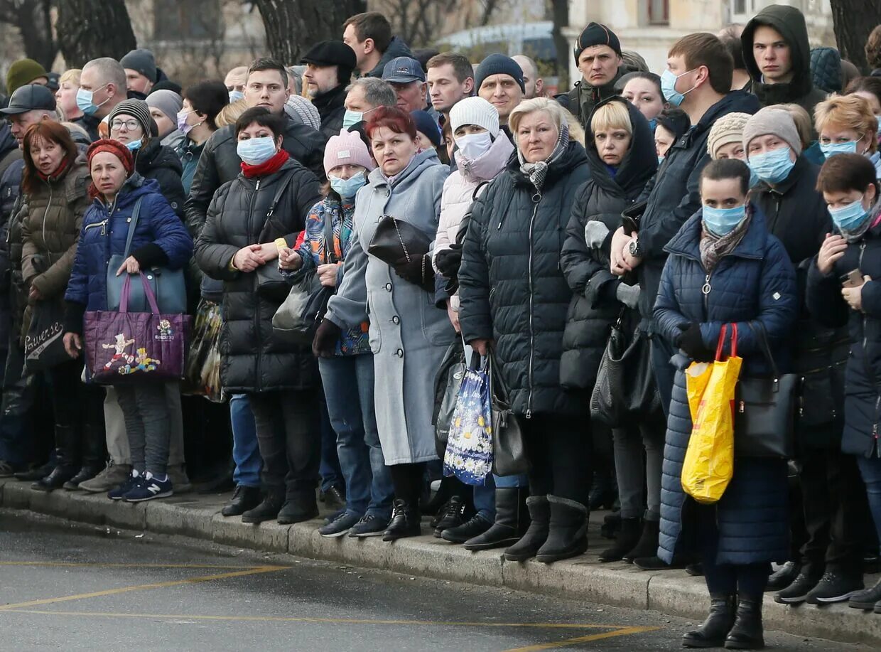 Реальный киев новости сегодня. Толпа народа на остановке. Толпа людей на остановке. Много людей на остановке. Очереди на Украине.