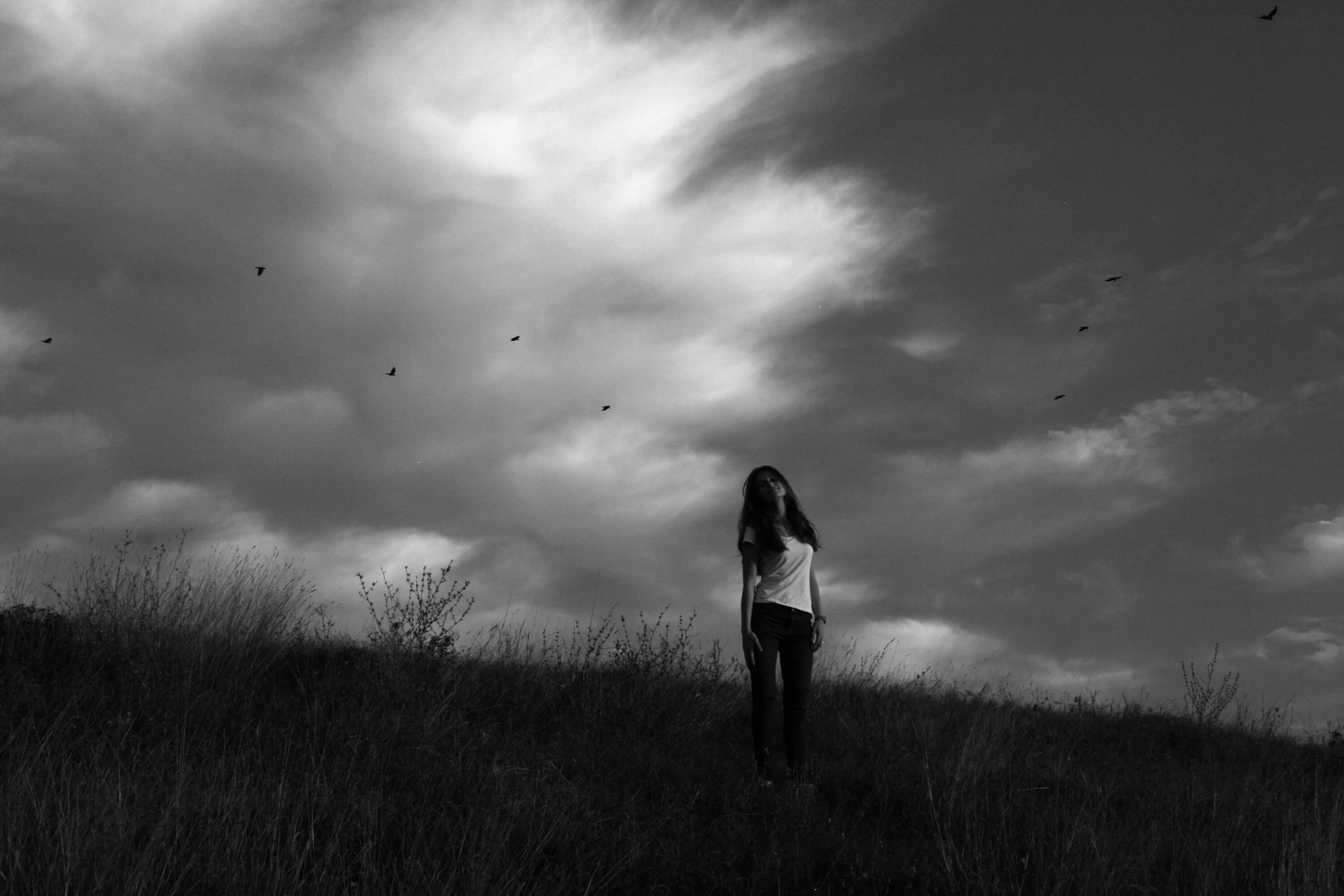 Облако над человеком. Девушка тучи. Атмосфера одиночества. Хмурая девушка. Девушка на фоне пасмурного неба.