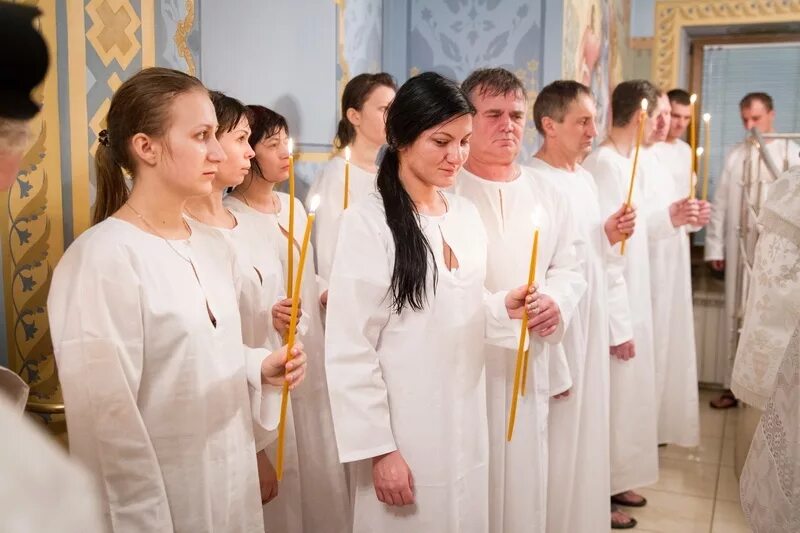 Крещение взрослого. Таинство крещения взрослого. Крещение взрослых в храме. Крещение взрослой женщины в церкви.