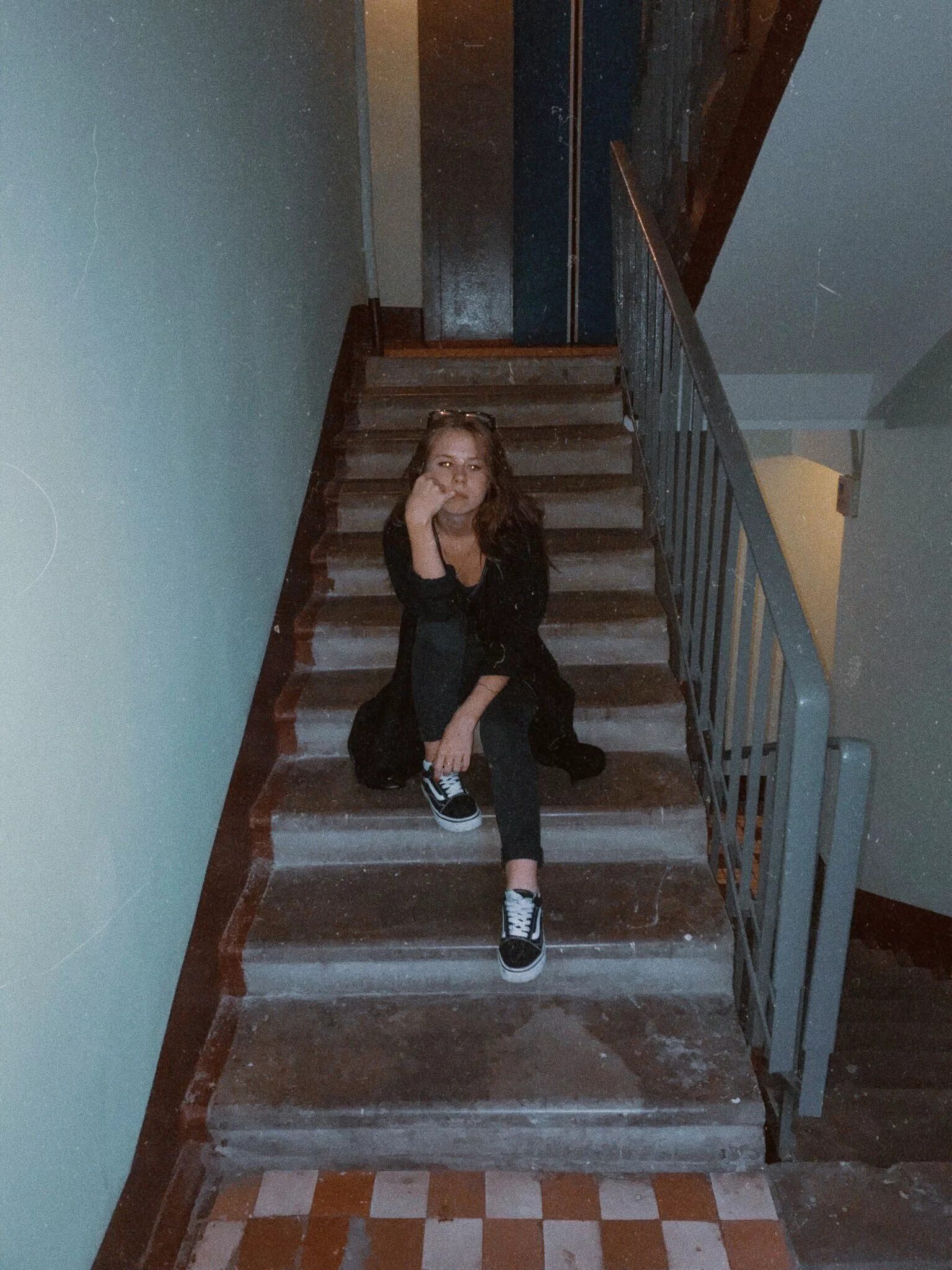 Девушка в подъезде делает. Девушка в подъезде фотосессия. Фотосет в подъезде. Девушка в подъезде. Фотосессия в подъезде.