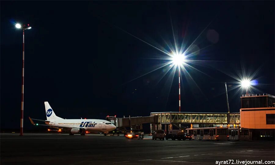 Ночной аэропорт Уйташ. Аэропорт Махачкала ночью. Ночной аэропорт Нальчик. Аэропорт Казань ночной перрон.
