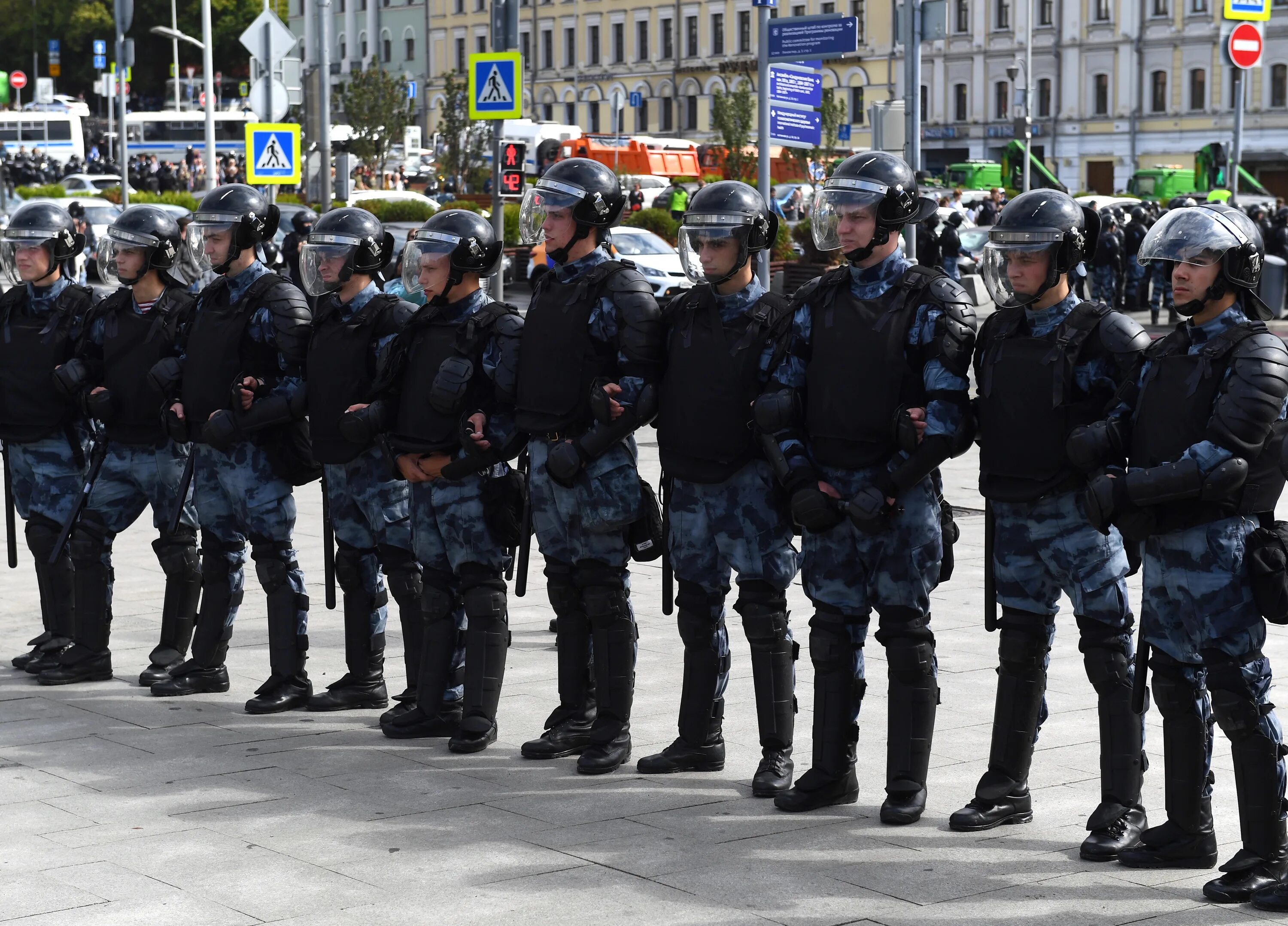 Почему так много полиции сегодня. Современная полиция. толпа полицейских. много полиции. современный полицейский.
