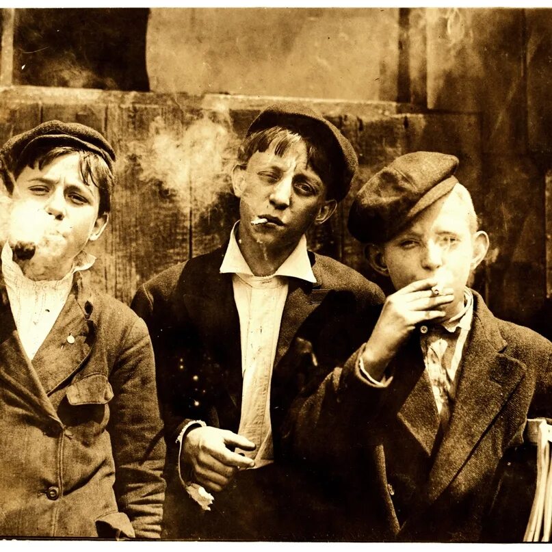 Картины трое на перекуре. Мужчина 1930 годы трое. В Европе дети курят. 19 Век фотографии разрисованные. Хулиганы ссср