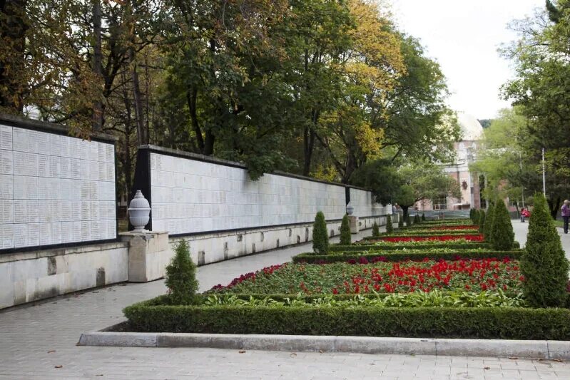 Кисловодск ставропольский край октябрь. Памятник Журавли в Кисловодске. Памятники Кисловодска. Ставрополь 2005 год. Кисловодск памятник павшим за Отечество 2010 г. Автор.