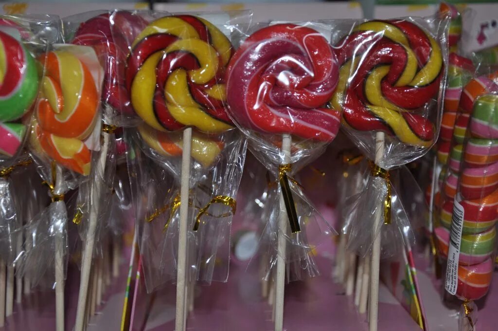 Полосатый леденец. Виды леденцов. Конфеты леденцы. Леденец круглый плоский. Конфеты леденцы на палочке.