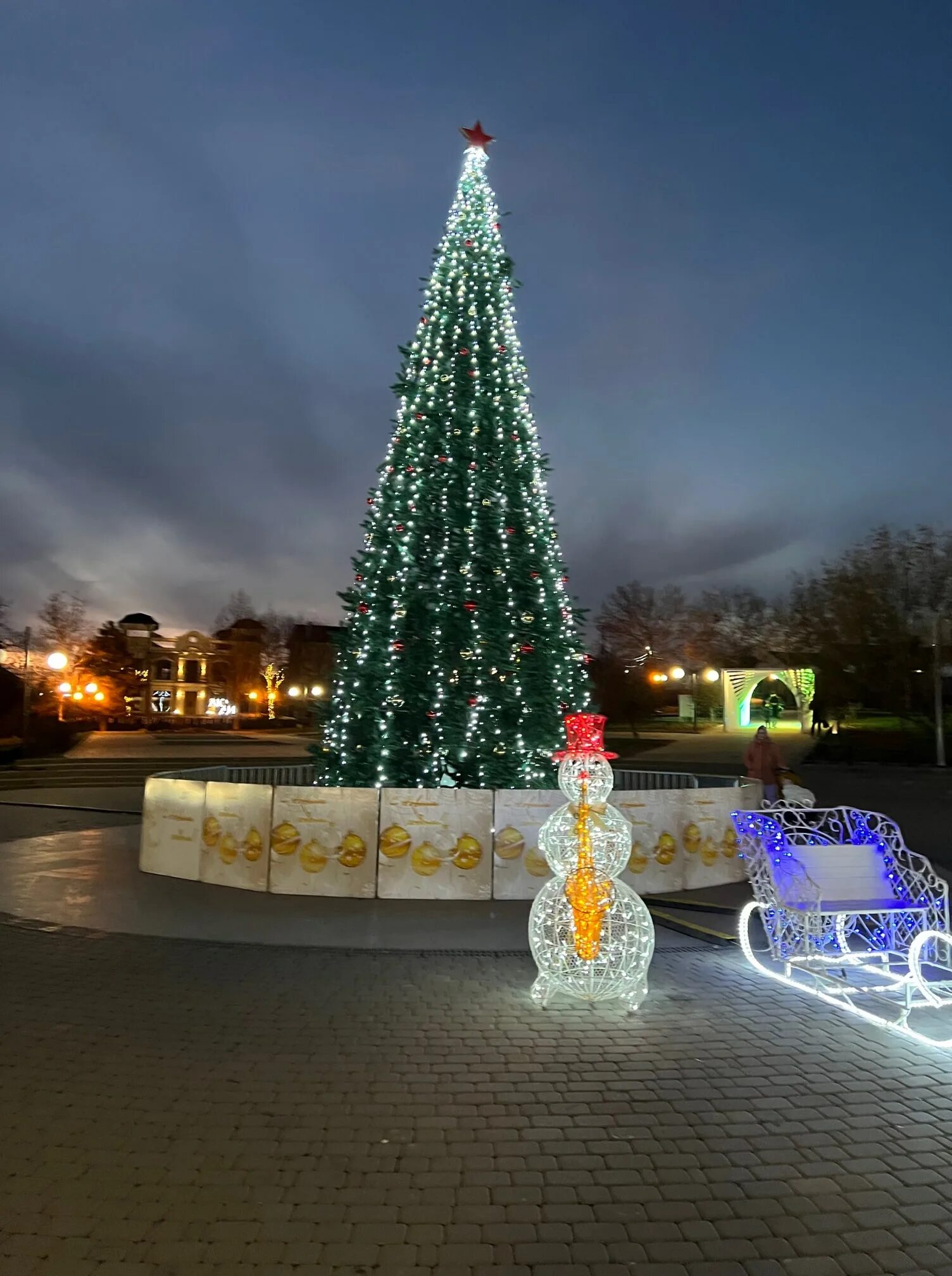 Городская елка. Новогодняя елка. Новогодняя елка на улице. Новогодние украшения для улицы. Усть лабинск 2023