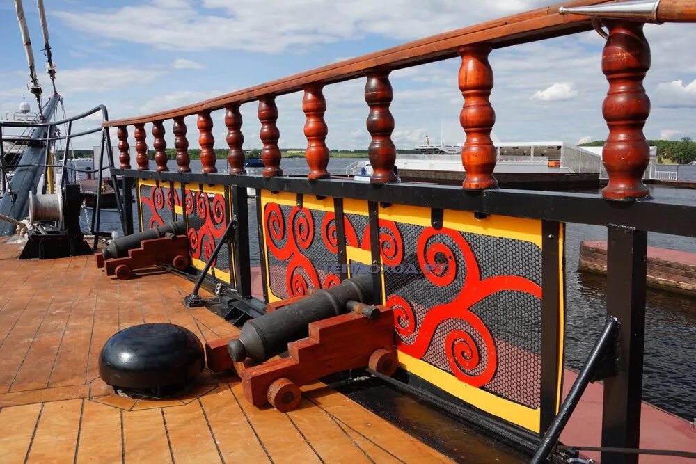 Теплоход сиеста. Теплоход кассандра спб. Теплоход парадокс москва. Причал яхты джон сильвер. Чижик 2 теплоход банкетный теплоход.