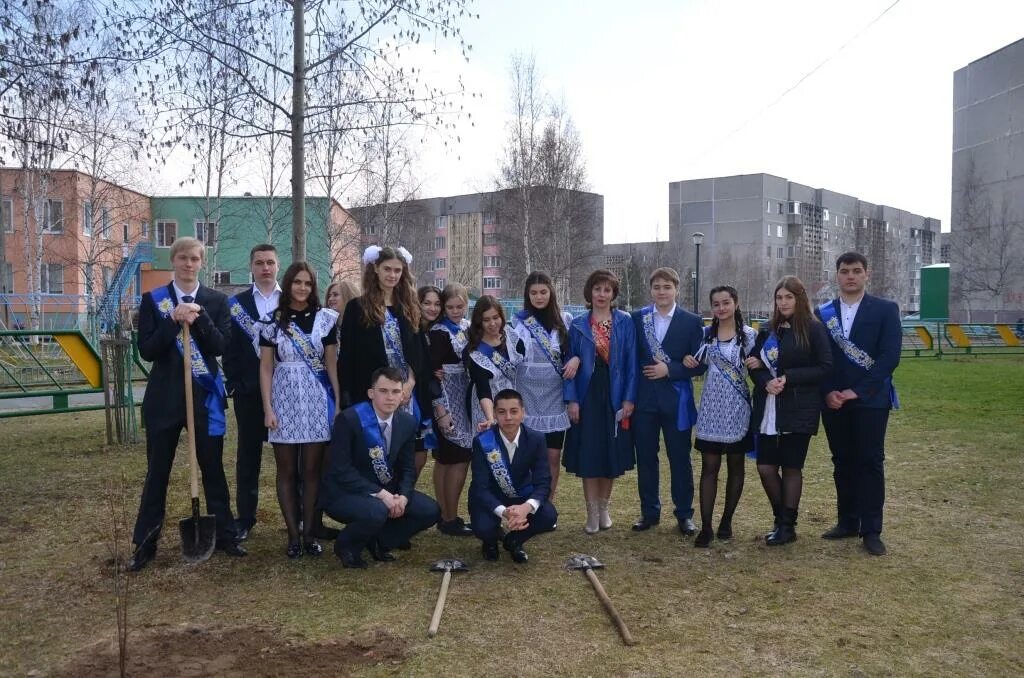 выпускники школы. валдай школа 1 директор школы. последний звонок школа 20 в пензе. школа 2 дубровка брянская область. школа выпуск.