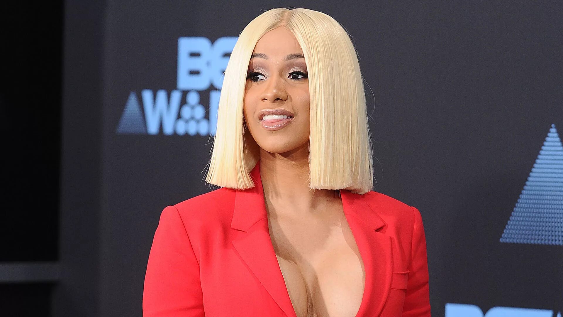 Cardi b лицо. Cardi b лицо. Cardi b певица. Cardi b певица. Cardi фото.