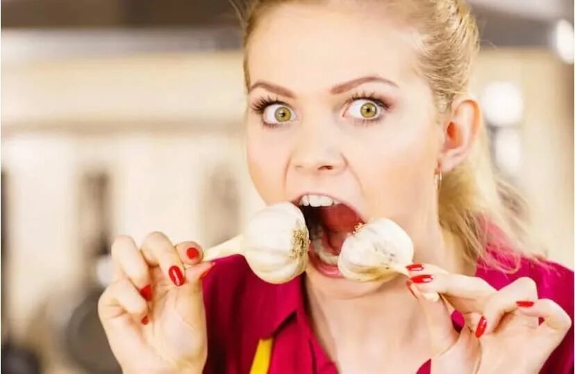 Женщина с зеленым луком. Лук овощ. Ребенок ест лук. Ребенок ест чеснок. Девушка ест лук.