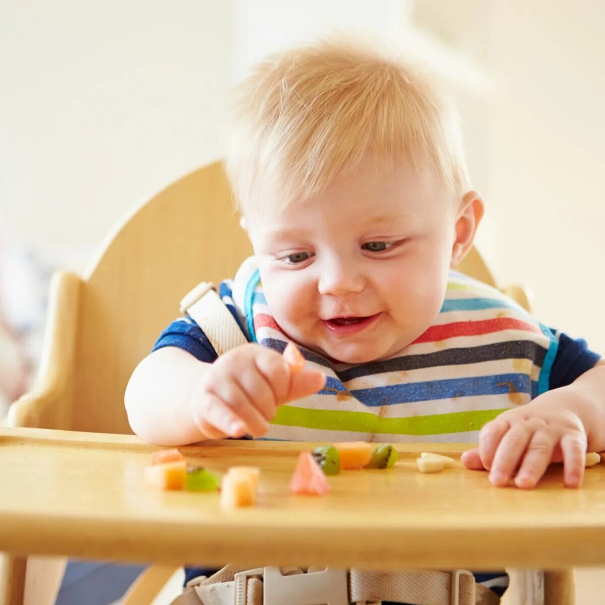 Как научить жевать кусочки. Питание детей. Ребенок ест. Малыш ест кусочки. Для жевания детям.