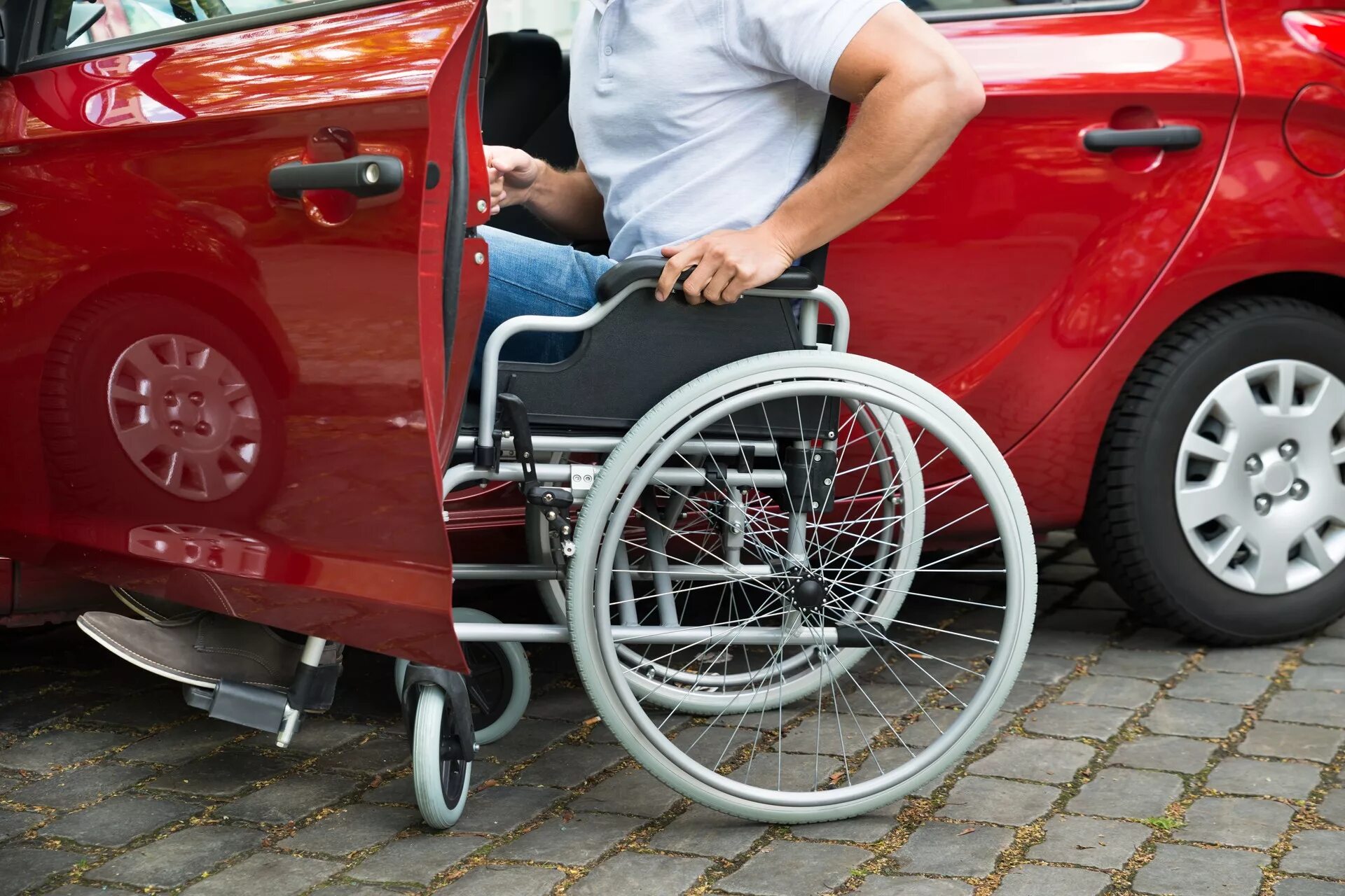 Сколько машин на инвалида. Машина для инвалидов. Автомобиль для колясочников. Транспорт для инвалидов. Машина для людей с ограниченными возможностями.