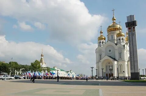 Спасо-Преображенский кафедральный собор и стела в честь хабаровчан - Героев...