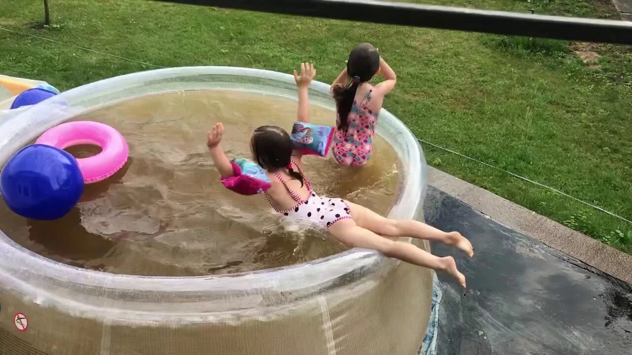 Дети купаются в бассейне. Дети в бассейне на даче купаются. Дети в бассейне на даче купаются. Девочка в бассейне на даче. Купание детей в бассейне на даче.