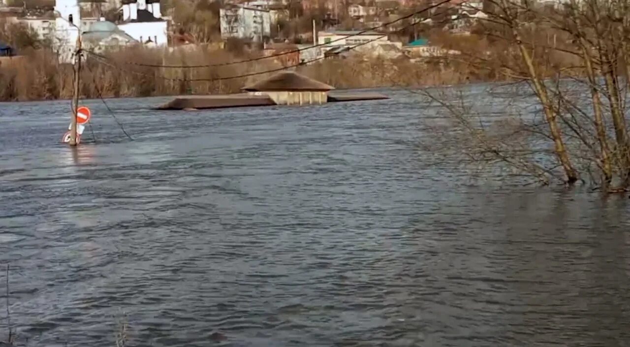 Разлив оки 2024 в калуге. Воробьёвская переправа Калуга. Паводок Воробьевская переправа в Калуге. Разлив Оки в Калуге. Разлив Оки 2023.