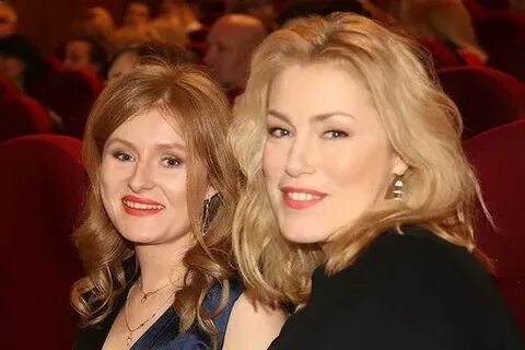 Қарапайым киімдегі үлкен кеуделер