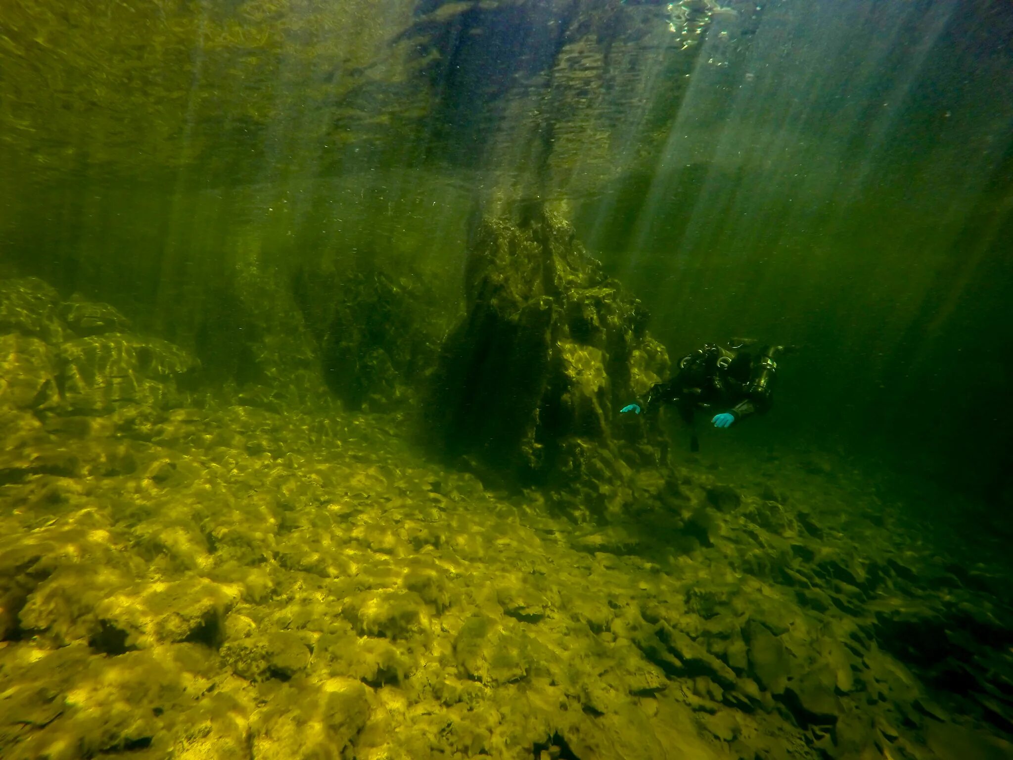 Самое глубокое дно байкала. Водоросли диатомеи Телецкого озера. Глубина Телецкого озера. Дно Телецкого озера. Дно озера Байкал.