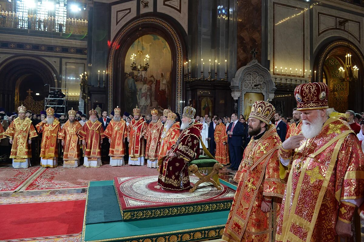 Пасхальная Великая вечерня в храме Христа Спасителя в Москве. Вечерня в храме Христа Спасителя. Храм Христа Спасителя пасхальное вечерняя служба. Пасхальная полунощница в храме Христа Спасителя. Вечерня в православной церкви