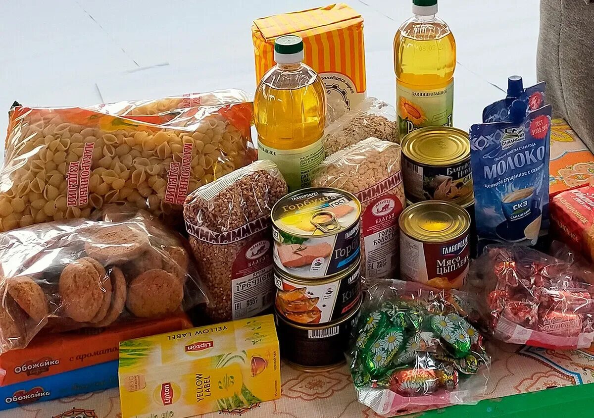 Собранные пакеты с продуктами для нуждающихся. Пищевые товары. Продуктовая помощь. Набор продуктов питания. Благотворительный продуктовый набор.