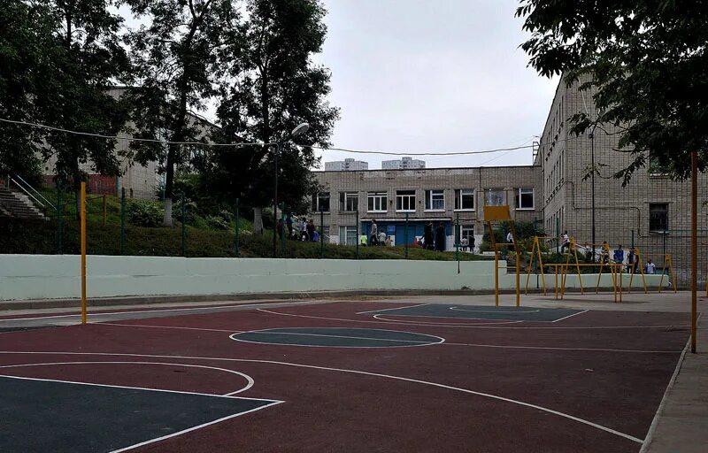 пришкольная спортивная площадка. школьная спортивная площадка. площадка вокруг школы. площадка возле школы. площадка около школы.