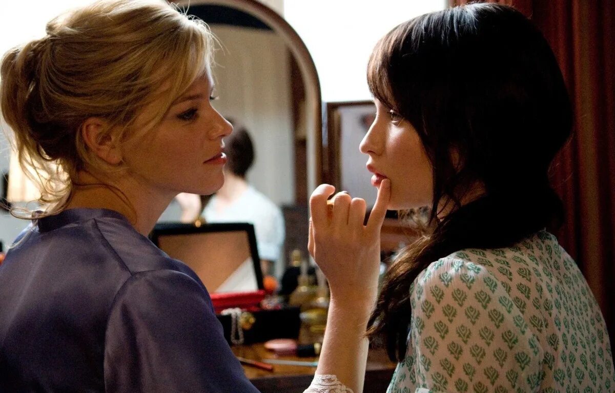 Статус про платье. О чем ты мечтаешь о пальто. Она девчонка такая же как все. Про лучшую подругу. Рыжая девочка.