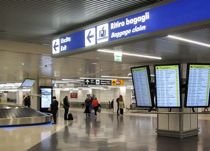 Терминал три. Рим аэропорт Фьюмичино табло. Аэропорт Фьюмичино Рим схема. Аэропорт зона прилета. Аэропорт зал прилета.