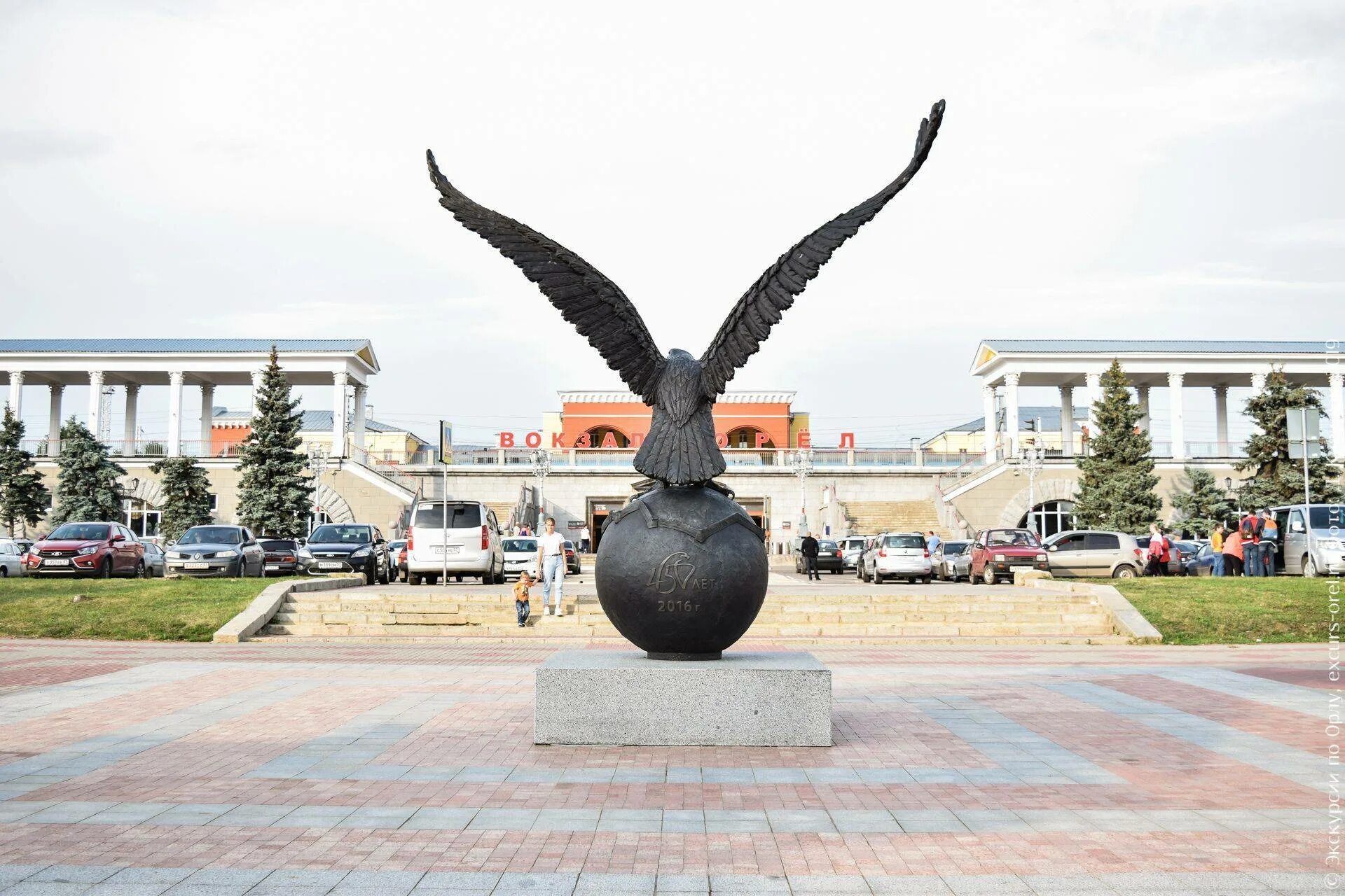 ЖД вокзал орёл.Орел памятник. Памятник Орлу в Орле на вокзале. Город Орел скульптура "Орел-основатель". Памятник Орлу на ЖД вокзале город Орел.