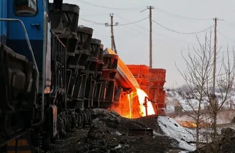 Сливают шлак