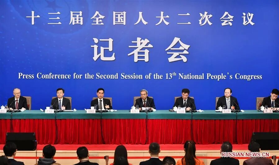 пресс конференция китай. желто синия одежда китайская репортер cctv. 2018 год путин китай. российско-китайское партнерство. пресс конференция китай.