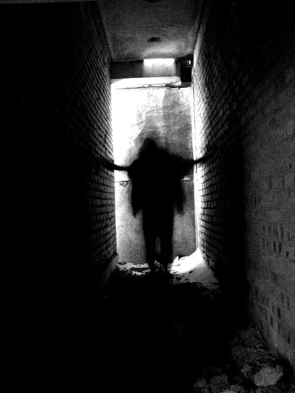 Человек в темном переулке. Закоулки питера. Красивый двор. Тень дворов. Страшный двор.