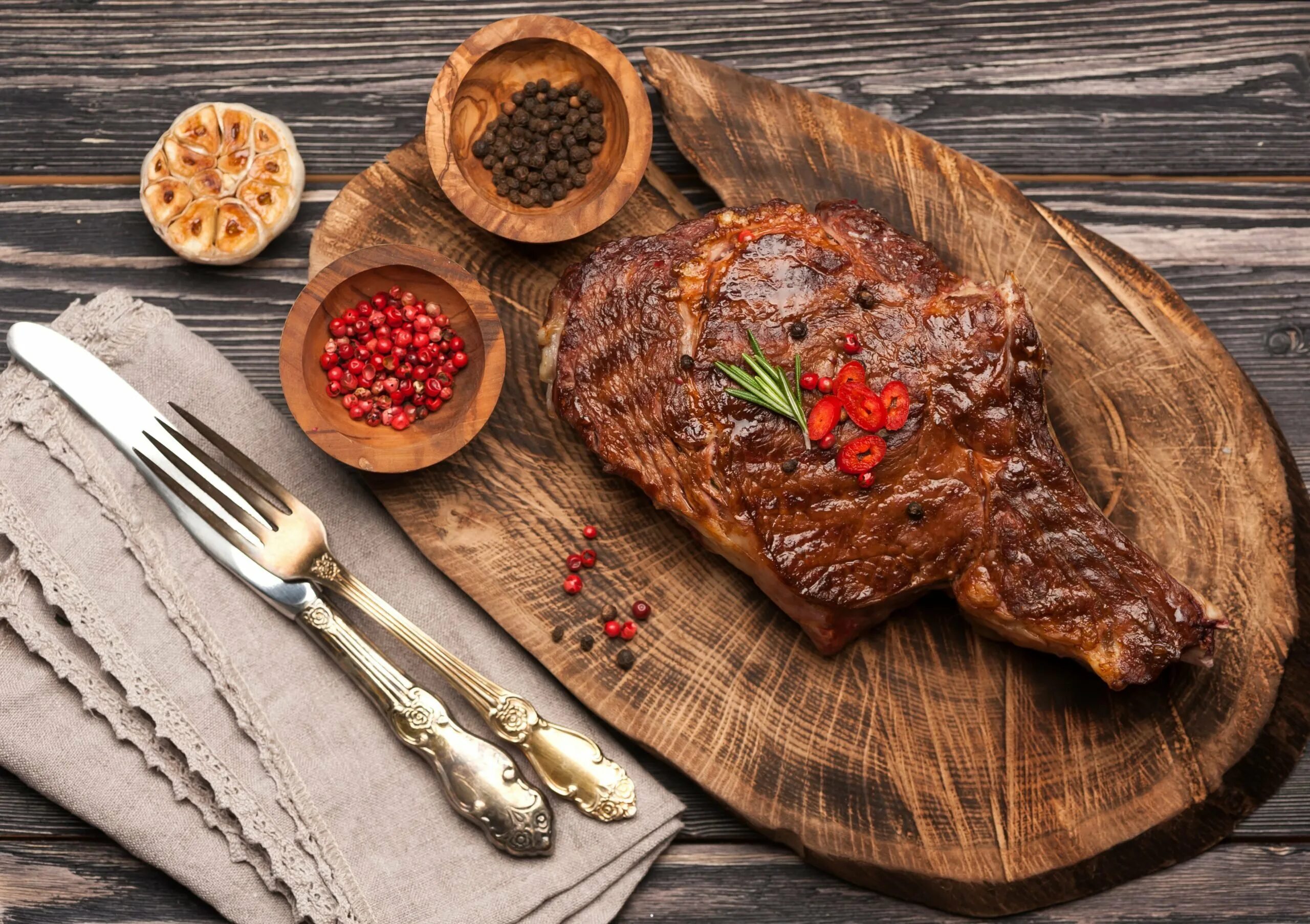 Подача стейка. Стейк рибай. мясо для стейка рибай. стейк рибай на гриле. рибай антрекот.