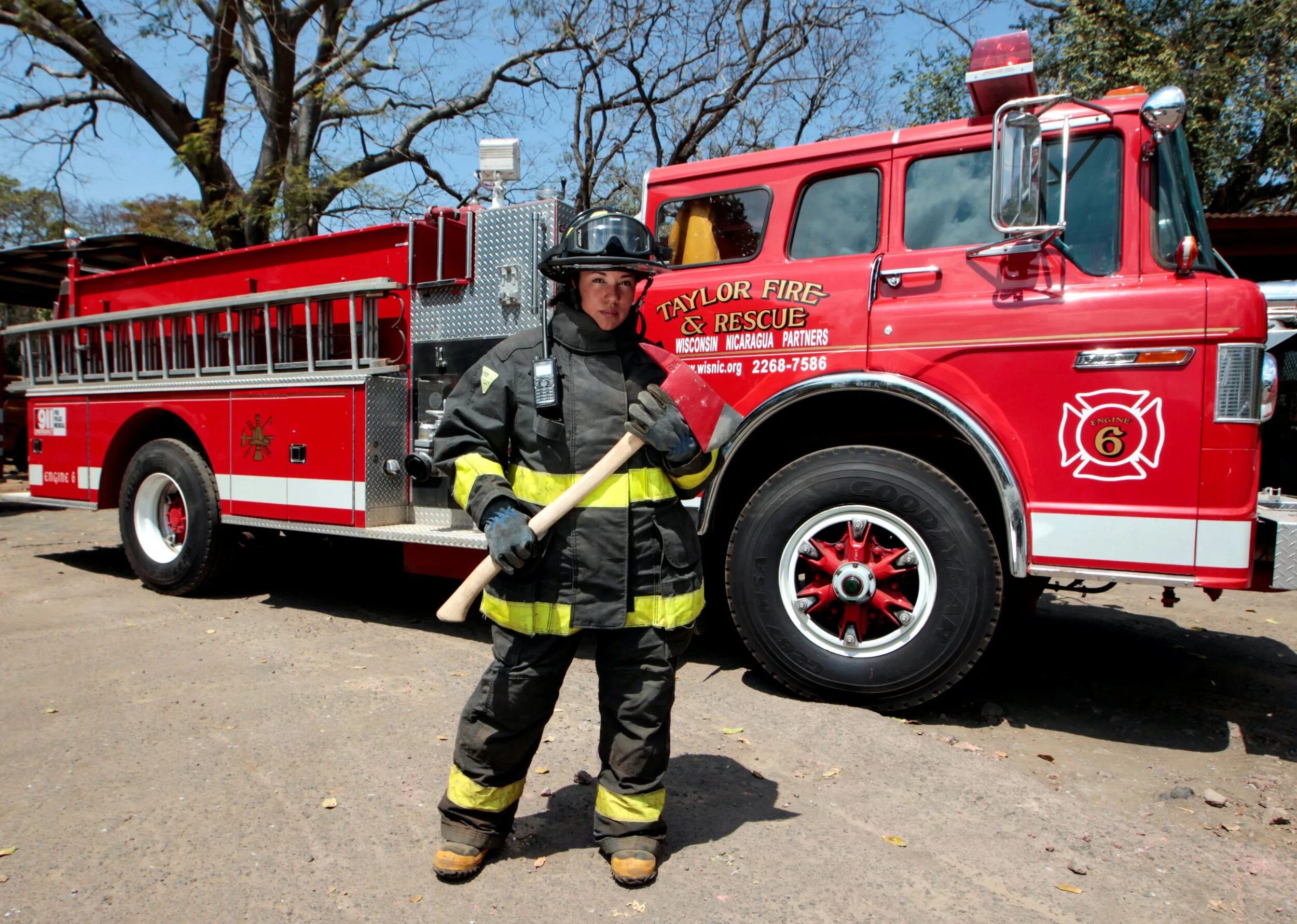 Как выглядит пожарник. Пожарный. Профессия пожарный. Профессия пожарник. Форма пожарных США.