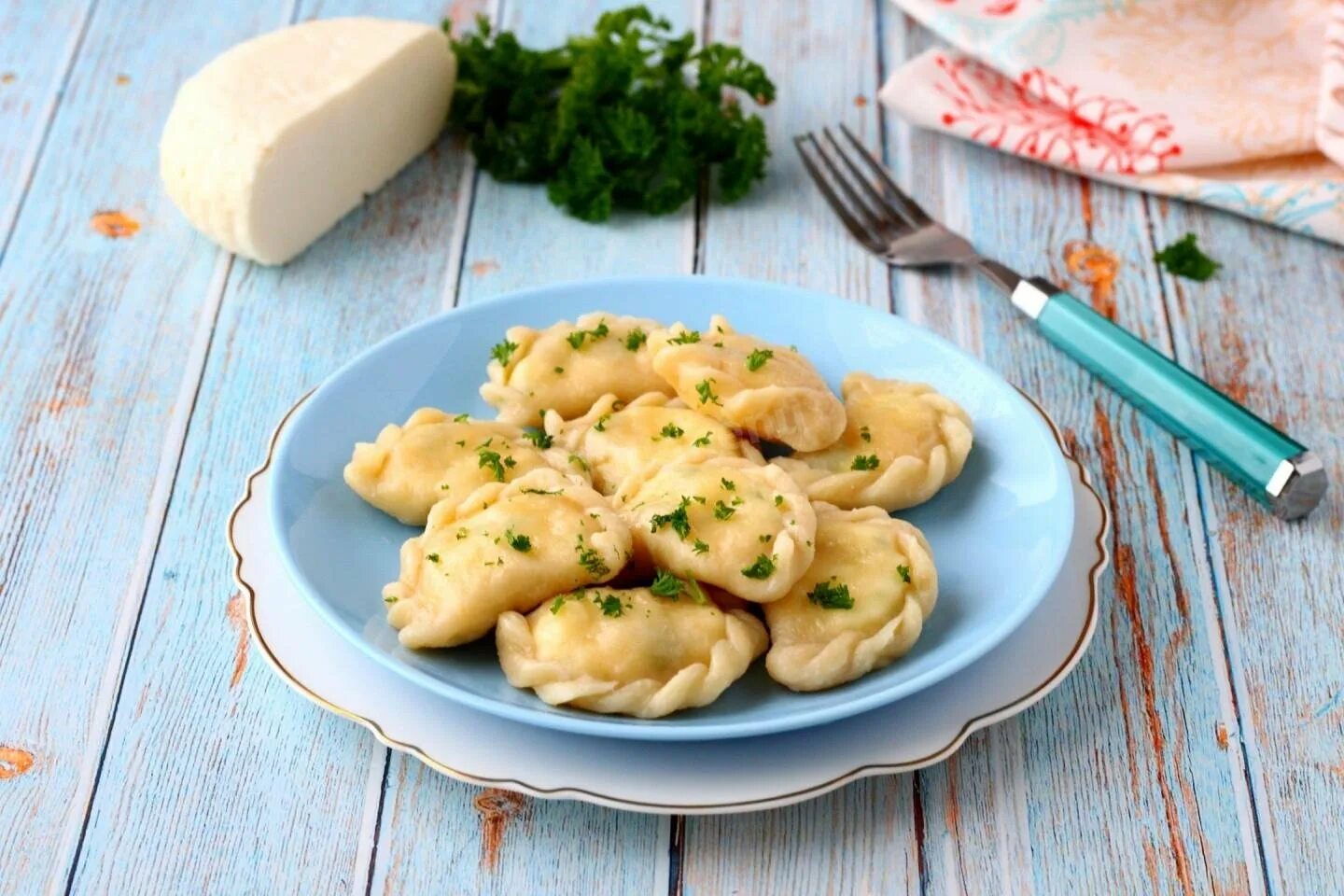Как готовить пельмени с сыром. Вареники с сыром. вареники с сыром и зеленью. вареники с творогом и зеленью. пельмени с сыром и зеленью.