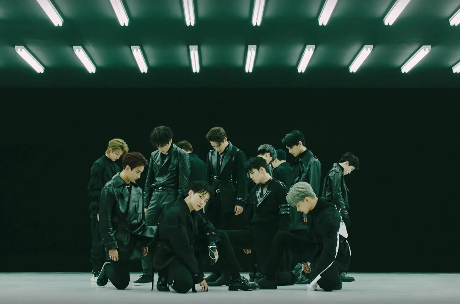 Me get closer get closer. Севентин пресс. seventeen getting closer. seventeen клипы. seventeen танцуют.