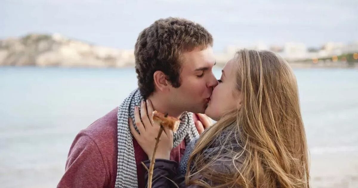 Forever loved. Картинки love. Парень целует девушку. Обои на рабочий стол любовь и романтика. Love сердце forever.