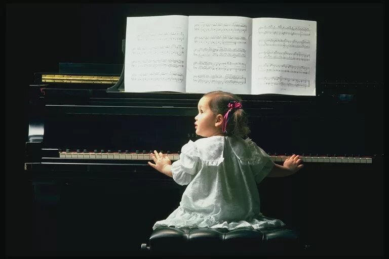 Музыкальные инструменты для детей. Фортепиано для детей. Ребенок за роялем. Музыкальная классика для детей.