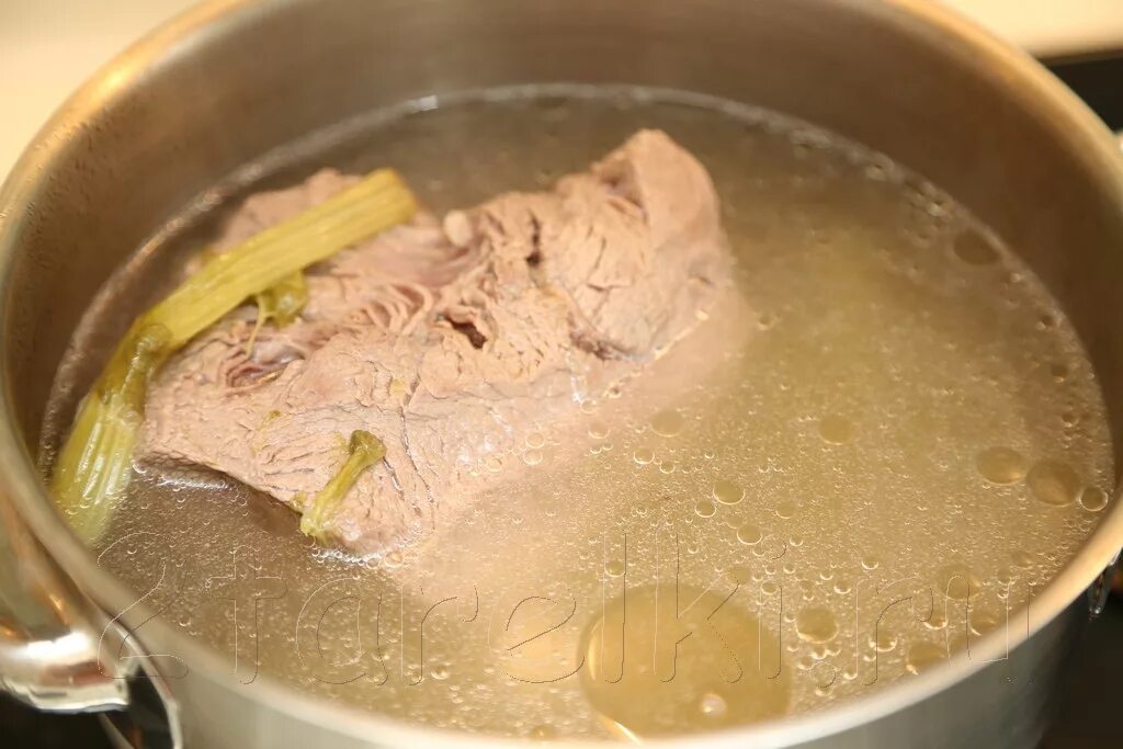 Бульон из баранины. Бульоны отварная говядина. Мясной бульон. Бульон из говядины. Отварное мясо.