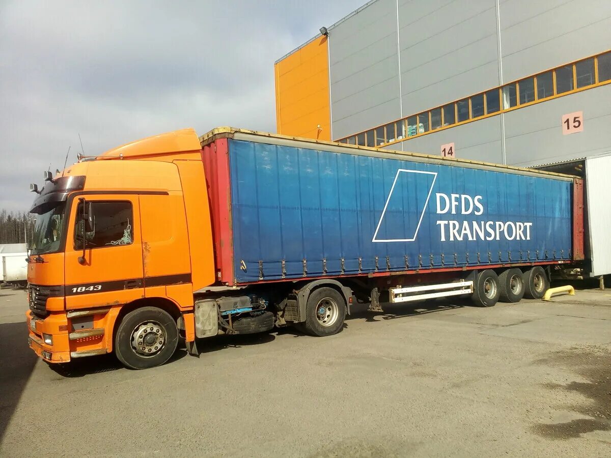 Мерседес бенц аксор 1840 с полуприцепом бонум. Mercedes benz actros 1844. Мерседес бенц актрос с прицепом. Мерседес актрос 2545. Мерседес актрос 15 тонник.