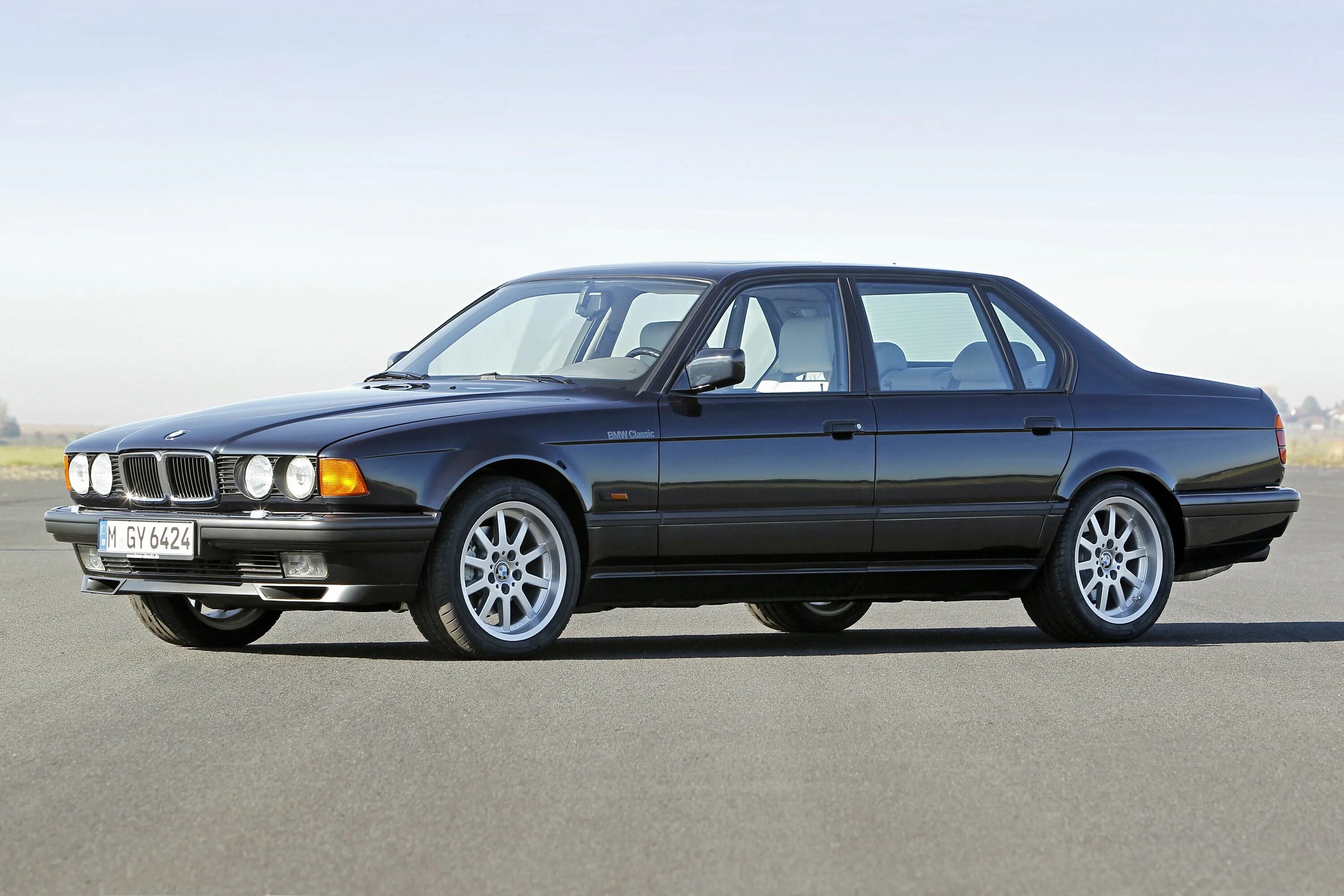 Посмотрите 5 32. BMW e32 750il. БМВ 750 il e32. BMW 7 e32. BMW e32 730i.