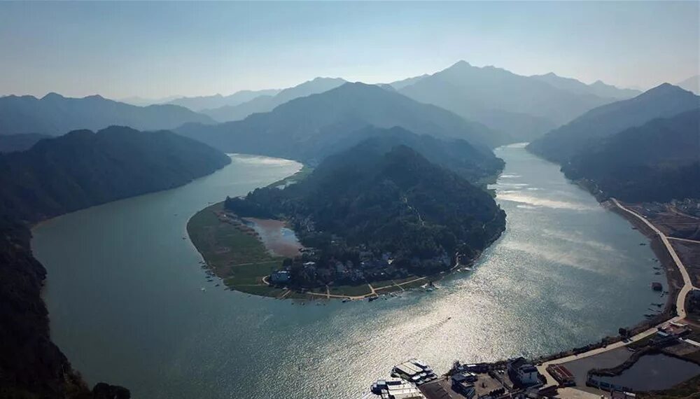 В каком направлении течет янцзы. Хуанхэ и Янцзы. Река Янцзы Китай. Китай река Хуанхэ. Река Янцзы Шанхай.